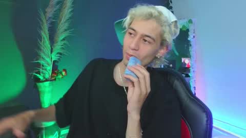 mattias     online show from 10/10/25, 04:11