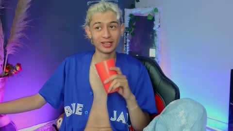 mattias     online show from 10/12/25, 06:12