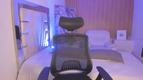 Snapshot of mattthompsonn chatting on 11/24/25, 10:42 Matt online show from 11/24/25, 10:42