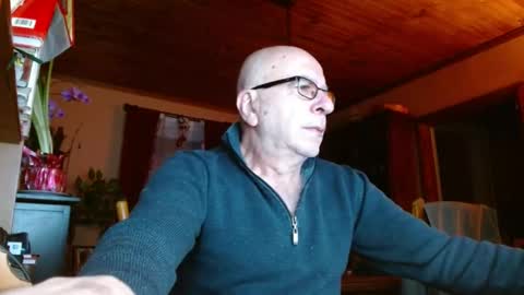 Snapshot of mauriceandre chatting on 01/23/25, 10:43 Maurice online show from 01/23/25, 10:43