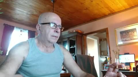 Snapshot of mauriceandre chatting on 02/19/25, 12:55 Maurice online show from 02/19/25, 12:55