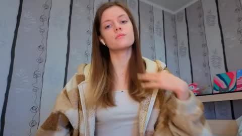 Snapshot of maurineneverman chatting on 04/17/26, 08:06 Lucy online show from 04/17/26, 08:06