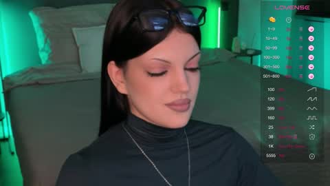 Snapshot of mavis_crystal chatting on 11/23/25, 08:52 Mavis online show from 11/23/25, 08:52