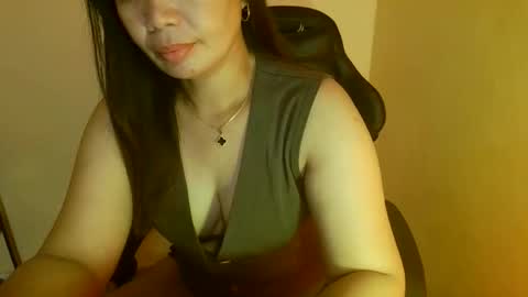 Snapshot of mawi24 chatting on 05/17/26, 12:12 Mau online show from 05/17/26, 12:12