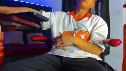 Snapshot of max_adoniss chatting on 12/29/24, 01:17 ig antonny x online show from 12/29/24, 01:17