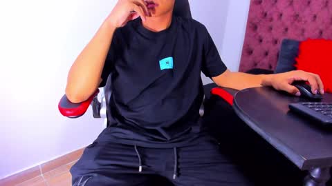 Snapshot of max_adoniss chatting on 01/27/25, 12:37 ig antonny x online show from 01/27/25, 12:37