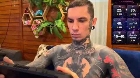 Snapshot of max_reaves chatting on 12/28/24, 01:50 online show from 12/28/24, 01:50