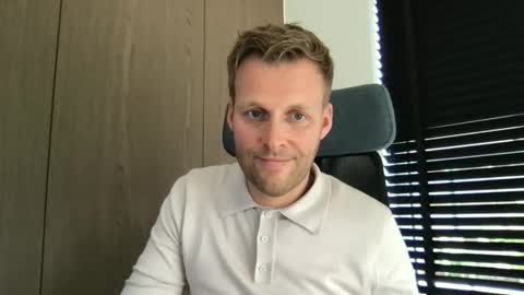 Max take off clothes online show from 10/02/25, 10:55