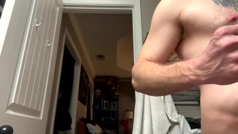 Snapshot of maxaux chatting on 02/08/25, 09:03 Max online show from 02/08/25, 09:03