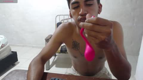 Snapshot of maxi_dick33 chatting on 12/05/25, 06:00 maxi dick online show from 12/05/25, 06:00
