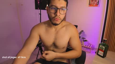 Snapshot of maxifit_ chatting on 10/19/25, 10:05 Mikael online show from 10/19/25, 10:05