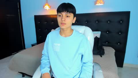 Snapshot of maxii18_ chatting on 10/20/25, 01:11 -- -- online show from 10/20/25, 01:11