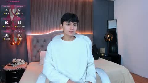 Snapshot of maxii18_ chatting on 10/24/25, 12:01 -- -- online show from 10/24/25, 12:01