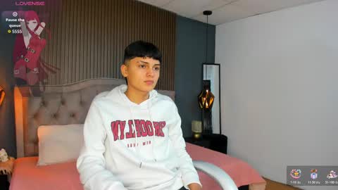 Snapshot of maxii18_ chatting on 10/27/25, 01:48 -- -- online show from 10/27/25, 01:48