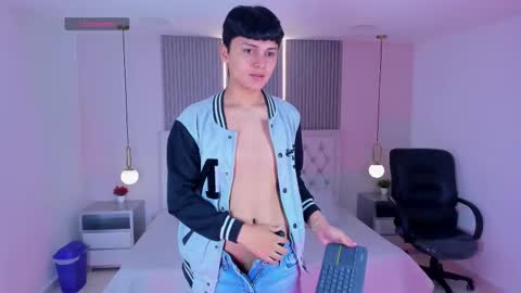 Snapshot of maxii18_ chatting on 12/13/25, 07:53 -- -- online show from 12/13/25, 07:53