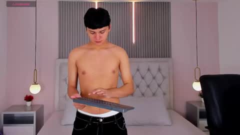 Snapshot of maxii18_ chatting on 12/15/25, 07:07 -- -- online show from 12/15/25, 07:07