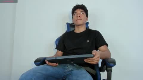 Snapshot of maximiliano_khalil chatting on 03/22/26, 07:39 Maximiliano online show from 03/22/26, 07:39