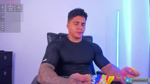 Snapshot of maximoscott_ chatting on 02/16/25, 07:27 Maximoscott online show from 02/16/25, 07:27