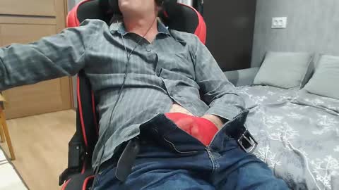 Snapshot of maximus3334 chatting on 03/12/25, 11:01 maximus3334 online show from 03/12/25, 11:01