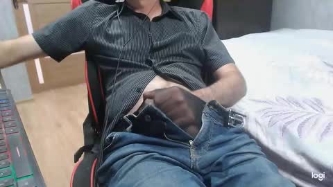 Snapshot of maximus3334 chatting on 09/19/25, 11:22 maximus3334 online show from 09/19/25, 11:22