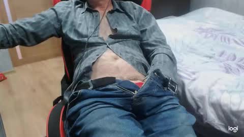 Snapshot of maximus3334 chatting on 10/13/25, 11:21 maximus3334 online show from 10/13/25, 11:21