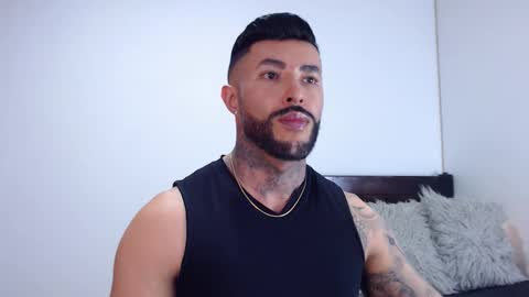 Independent Model online show from 10/08/25, 04:21