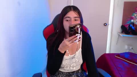 Snapshot of maxinesex_ chatting on 11/19/25, 01:33 maxinesex_ online show from 11/19/25, 01:33