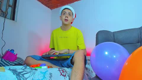 Snapshot of maxowens_oficial chatting on 12/24/24, 10:39 MAX online show from 12/24/24, 10:39