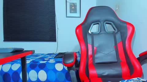 Snapshot of maxowens_oficial chatting on 10/11/25, 08:51 MAX online show from 10/11/25, 08:51