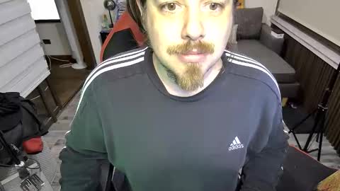 Snapshot of maxredz chatting on 11/16/25, 05:57 Max online show from 11/16/25, 05:57