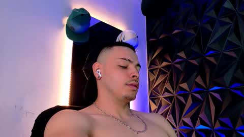 MAX online show from 10/11/25, 07:34