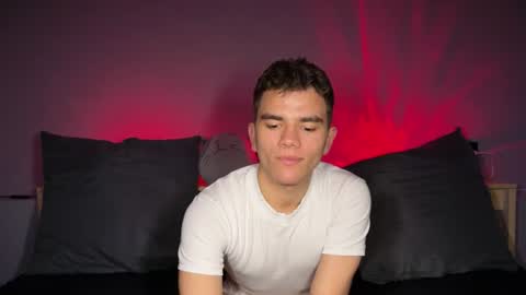 Snapshot of maxwoolf chatting on 07/17/26, 01:29 Max online show from 07/17/26, 01:29