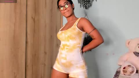 Snapshot of maya__fox chatting on 02/18/25, 10:25 OF mayitta19 online show from 02/18/25, 10:25