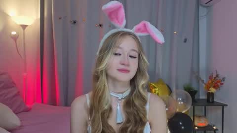 Snapshot of maybaybe chatting on 10/31/25, 03:13 Alice online show from 10/31/25, 03:13