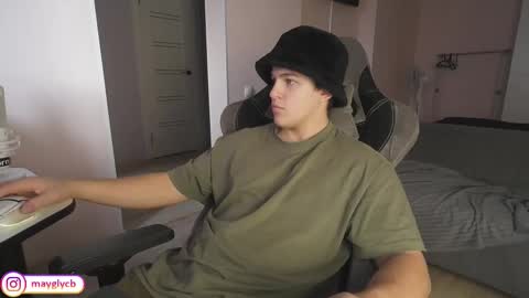 Snapshot of maygly chatting on 11/17/25, 09:15 Slava and Alextatto online show from 11/17/25, 09:15