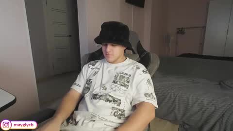 Snapshot of maygly chatting on 11/21/25, 07:07 Slava and Alextatto online show from 11/21/25, 07:07