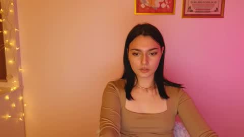 Snapshot of medina_andress chatting on 02/25/25, 04:42 Dina online show from 02/25/25, 04:42