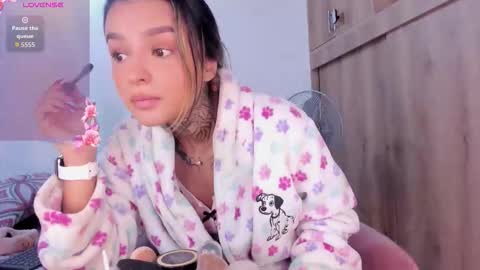 Snapshot of medussa13 chatting on 11/14/25, 01:10 medussa13 online show from 11/14/25, 01:10