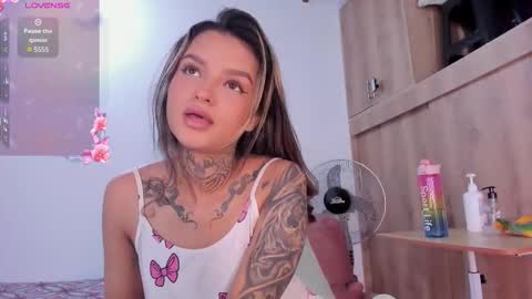 Snapshot of medussa13 chatting on 11/17/25, 01:06 medussa13 online show from 11/17/25, 01:06