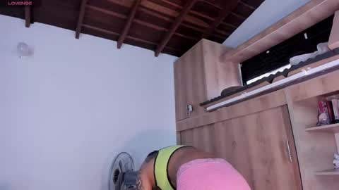 Snapshot of medussa13 chatting on 11/25/25, 01:11 medussa13 online show from 11/25/25, 01:11