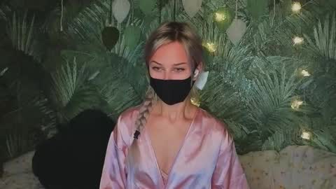 Snapshot of meeeewmeeeeow chatting on 10/13/25, 11:16 meeeewmeeeeow online show from 10/13/25, 11:16