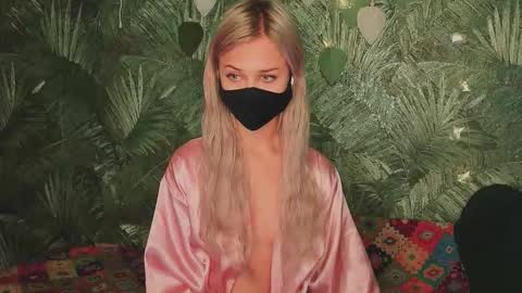 Snapshot of meeeewmeeeeow chatting on 10/15/25, 06:02 meeeewmeeeeow online show from 10/15/25, 06:02