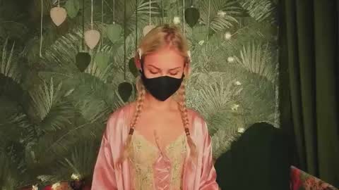 Snapshot of meeeewmeeeeow chatting on 10/27/25, 09:30 meeeewmeeeeow online show from 10/27/25, 09:30