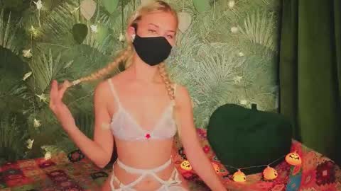 Snapshot of meeeewmeeeeow chatting on 10/29/25, 08:32 meeeewmeeeeow online show from 10/29/25, 08:32