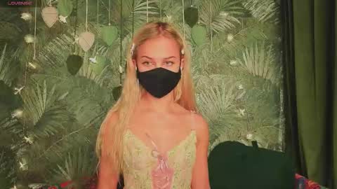 Snapshot of meeeewmeeeeow chatting on 11/07/25, 08:31 meeeewmeeeeow online show from 11/07/25, 08:31