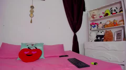 Snapshot of megan_and_clohe chatting on 10/14/25, 07:14 M E G A N online show from 10/14/25, 07:14