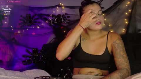 Snapshot of megan_browns1 chatting on 10/22/25, 01:33 Megan online show from 10/22/25, 01:33