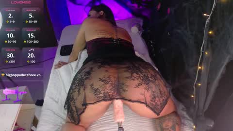 Snapshot of megan_browns1 chatting on 10/25/25, 04:02 Megan online show from 10/25/25, 04:02