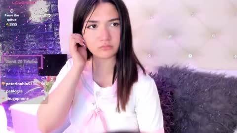Snapshot of megan_devon chatting on 12/13/24, 04:05 online show from 12/13/24, 04:05