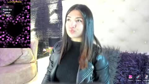 Snapshot of megan_devon chatting on 12/17/24, 11:28 online show from 12/17/24, 11:28